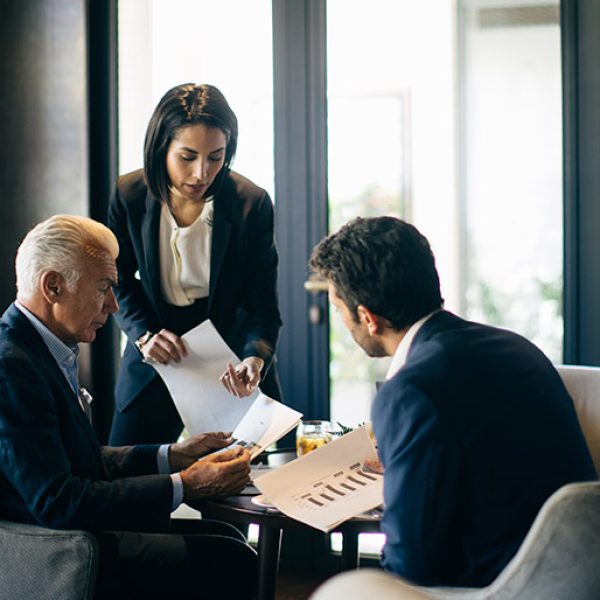 businesswoman-and-men-having-meeting-in-hotel-rest-H4CES84